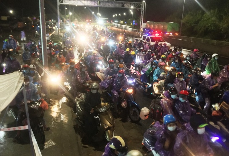 Cả ngàn người hồi hương chạy xe máy qua hầm Hải Vân trong đêm - ảnh 1