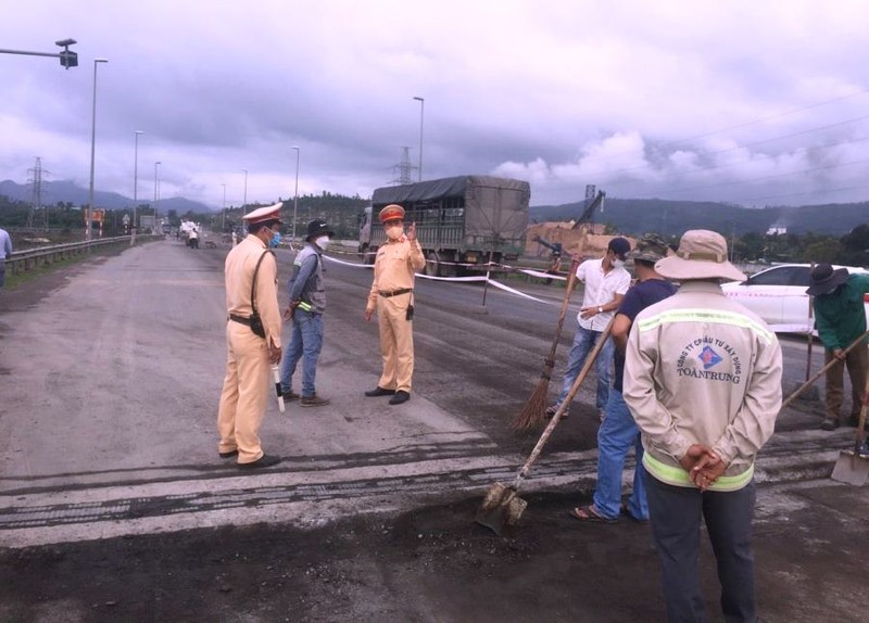 Công ty sửa chữa đường không báo, gây ùn tắc giao thông ở Đà Nẵng - ảnh 1