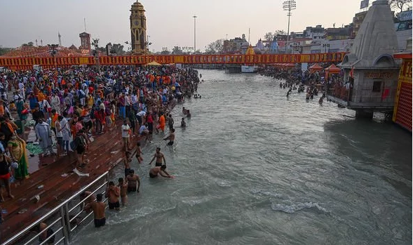 Bất chấp dịch nặng, 25.000 người Ấn Độ vẫn dự lễ hội tắm chung - ảnh 2