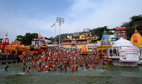 Bất chấp dịch nặng, 25.000 người Ấn Độ vẫn dự lễ hội tắm chung - ảnh 1