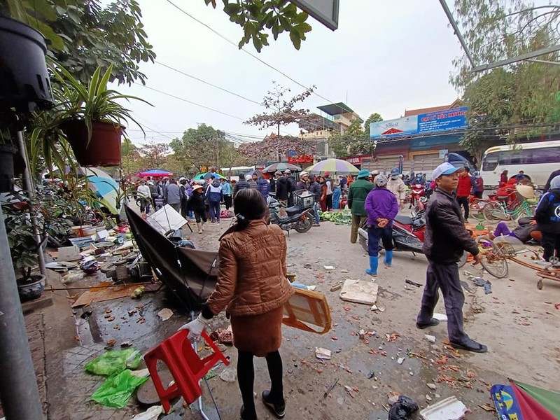 Ô tô tông liên hoàn ở chợ dân sinh, 10 người bị thương - ảnh 1