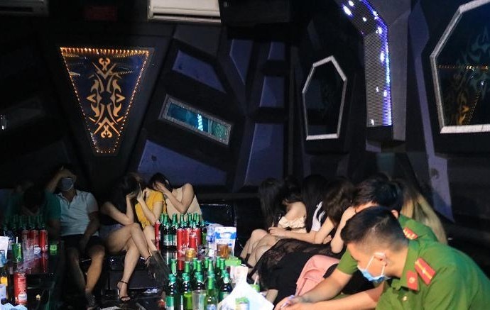 Đột kích quán karaoke, phát hiện 36 người dương tính ma túy - ảnh 1