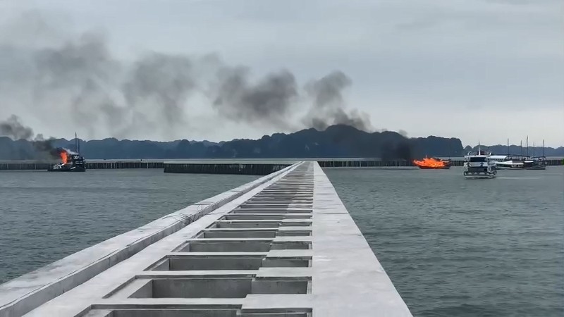 Quảng Ninh: 2 tàu chở khách du lịch qua đêm bốc cháy tại cảng  - ảnh 1