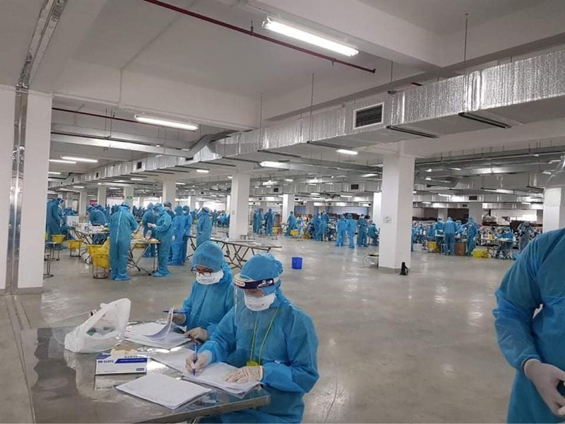 200 nhân viên y tế Bắc Giang lấy 11.000 mẫu đưa đi xét nghiệm  - ảnh 1