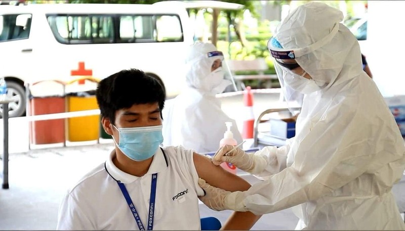 Bộ trưởng Bộ Y tế khuyến khích các DN nhập vaccine COVID-19 - ảnh 1