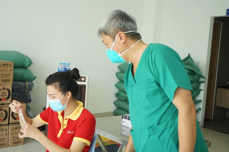 Thứ trưởng Nguyễn Trường Sơn hướng dẫn người dân tự lấy mẫu xét nghiệm COVID-19 - ảnh 1