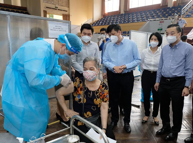 'Đẩy nhanh tiêm chủng và xét nghiệm diện rộng như Hà Nội là đúng đắn' - ảnh 1