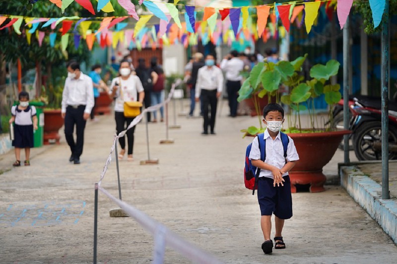 Hơn 6,7 triệu học sinh phải học trực tuyến, Bộ GD&ĐT và Bộ Y tế bàn hướng ra - ảnh 1