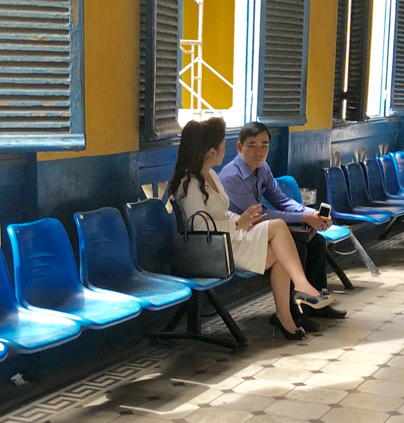 Ông Đặng Lê Nguyên Vũ đeo giỏ xuất hiện tại tòa TP.HCM - ảnh 2