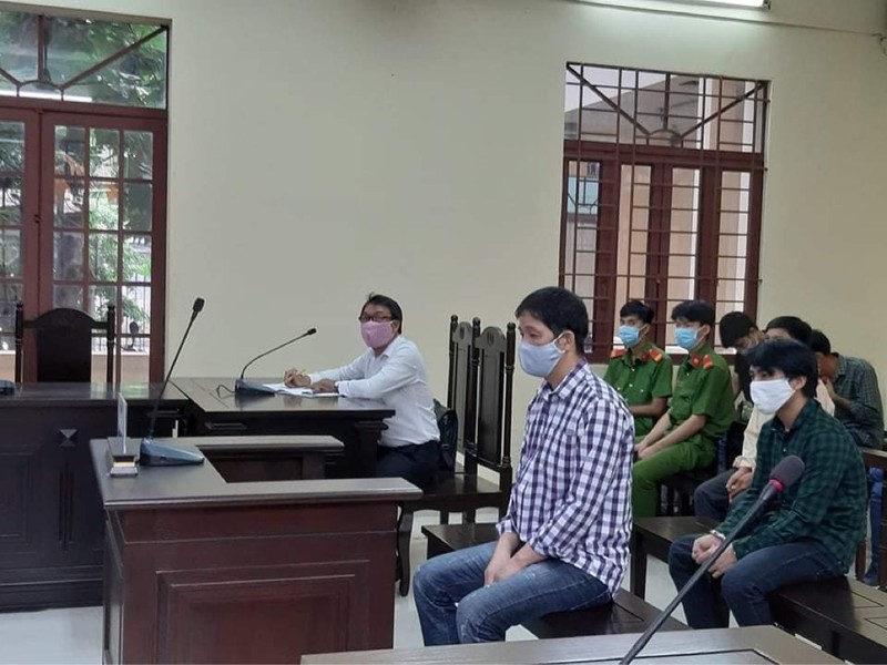Cha dượng đánh đập, châm thuốc vào người bé gái: 8 năm tù - ảnh 1