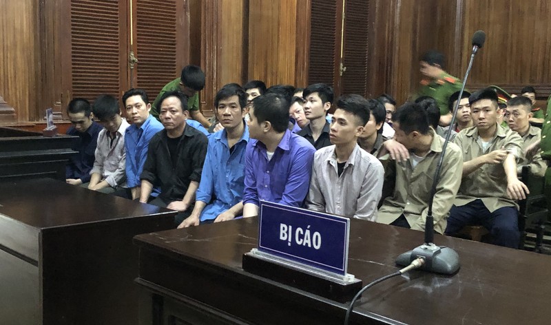 Từ giám đốc đến tạp vụ phải hầu tòa do chiều khách hết mình - ảnh 1