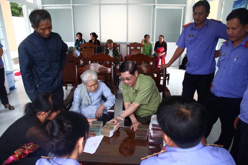 Trao tiền bồi thường oan cho 6 người trong 1 gia đình - ảnh 1