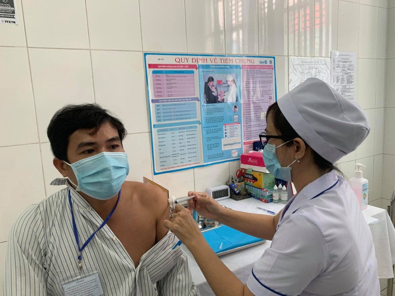 TP.HCM ưu tiên tiêm chủng vaccine COVID-19 cho 44.000 người - ảnh 1