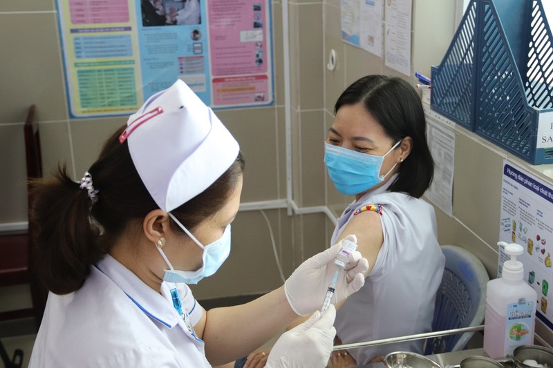 Tiêm vaccine COVID-19: ‘Phải vững vàng mới bảo vệ được dân' - ảnh 2