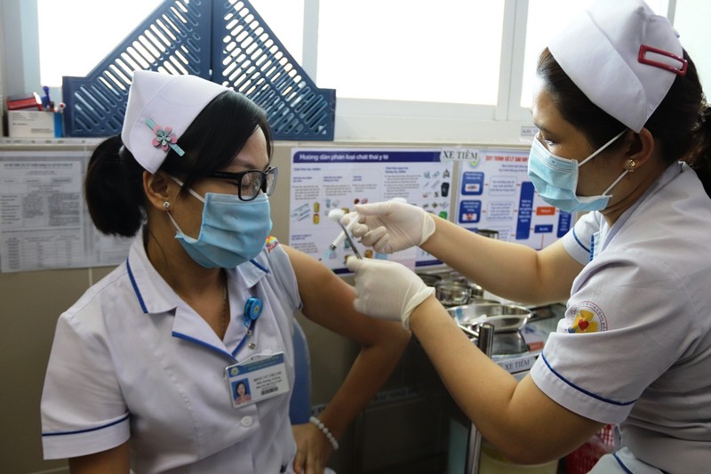 Tiêm vaccine COVID-19: ‘Phải vững vàng mới bảo vệ được dân' - ảnh 1