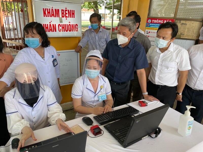 Thứ trưởng Bộ Y tế kiểm tra chống dịch tại điểm nóng An Giang  - ảnh 2