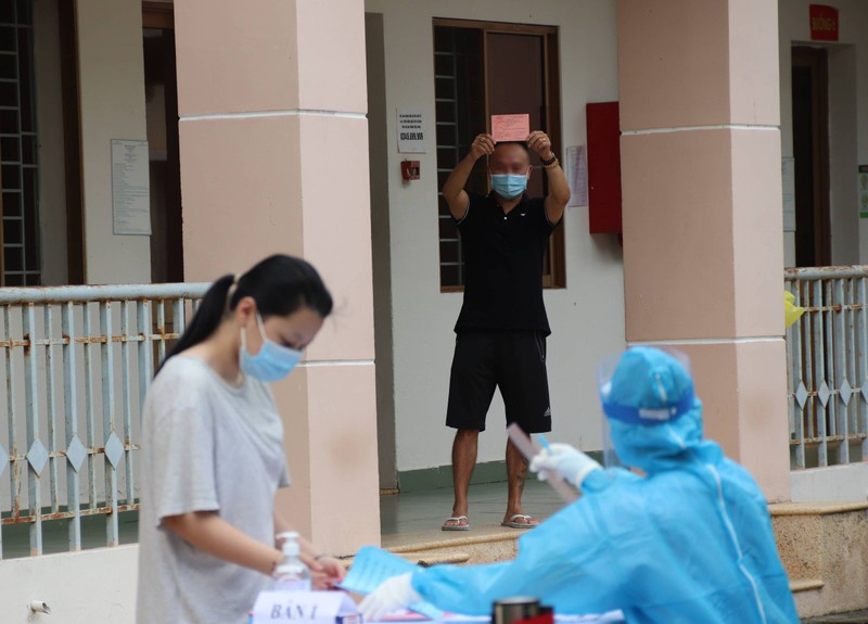 Chuyện 1 Việt kiều bị mắc COVID-19 bầu cử ở bệnh viện - ảnh 1