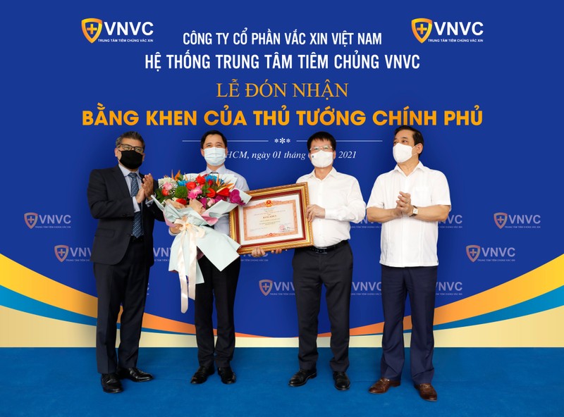Thủ tướng khen đơn vị đầu tiên đưa vaccine COVID-19 về VN - ảnh 1
