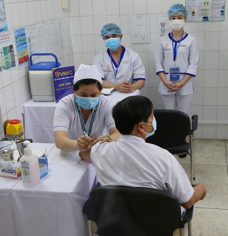 Thủ tướng khen đơn vị đầu tiên đưa vaccine COVID-19 về VN - ảnh 2