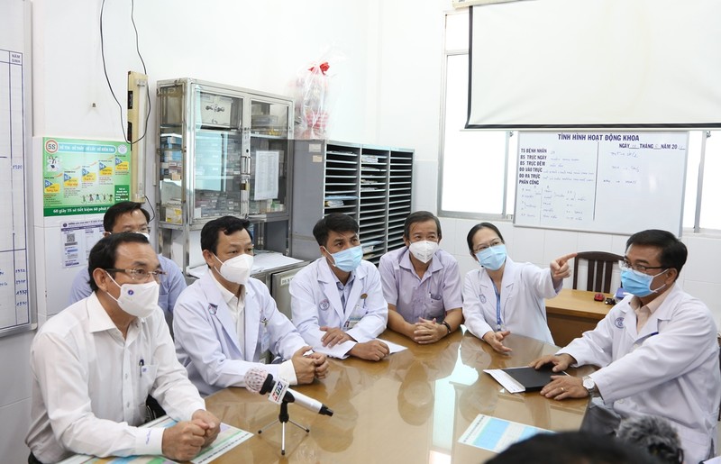 Bí thư Thành ủy Nguyễn Văn Nên thăm chiến sĩ công an bị nhiễm COVID-19 nặng - ảnh 1