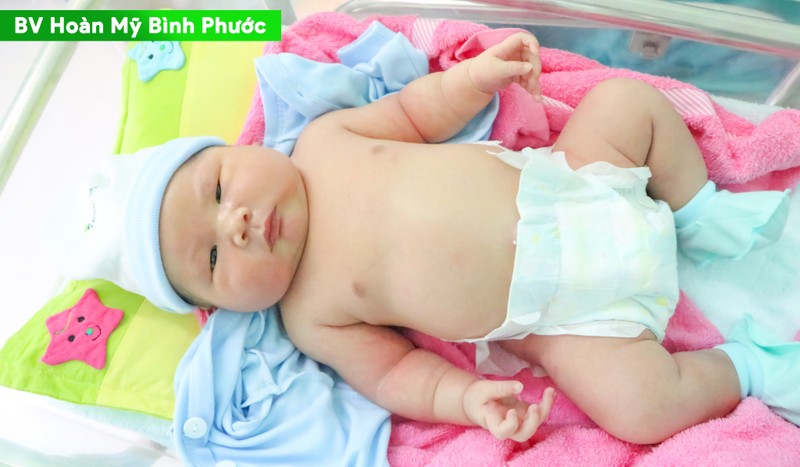 Bé trai nặng 5,2 kg tương đương em bé 2 tháng tuổi ra đời khỏe mạnh - ảnh 1