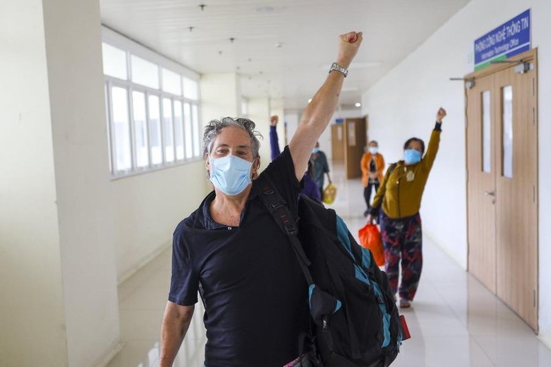 Bệnh nhân COVID-19 nặng người nước ngoài xuất viện: 'Tôi rất hạnh phúc' - ảnh 1