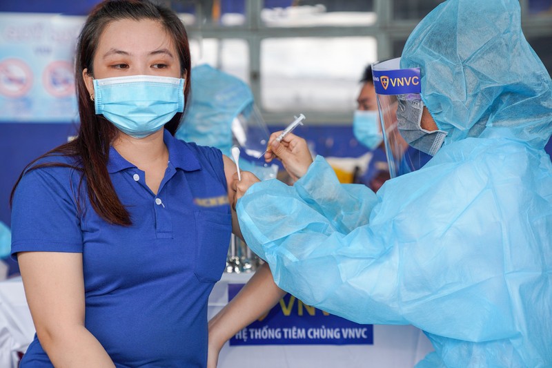 Thêm gần 660.000 liều vaccine COVID-19 về Việt Nam - ảnh 1