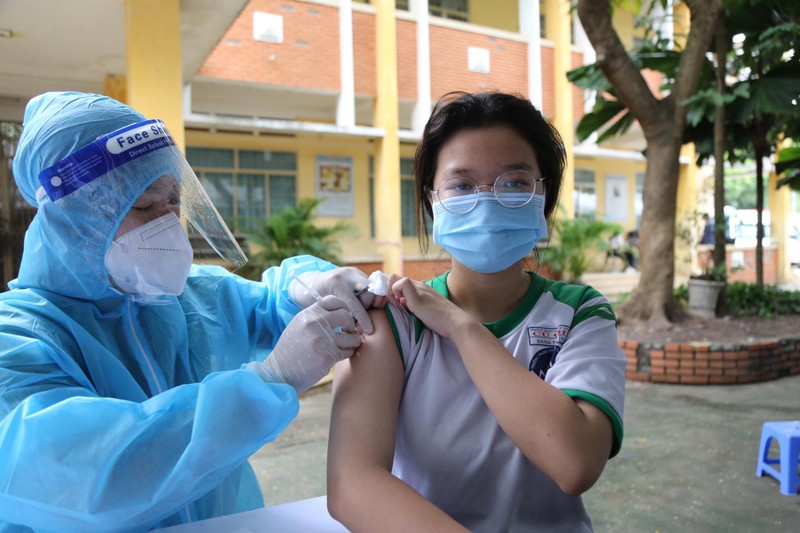 Học sinh TPHCM phấn khởi khi được tiêm vaccine COVID-19 sớm - ảnh 4
