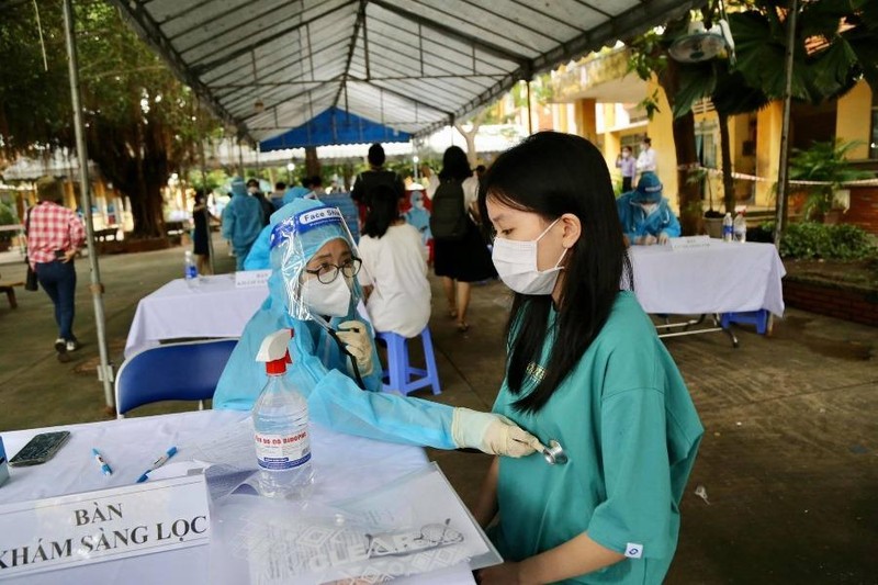 Học sinh trường THPT Củ Chi, TP.HCM được khám sàng lọc trước khi tiêm chủng vaccine COVID-19. Ảnh: HOÀNG GIANG