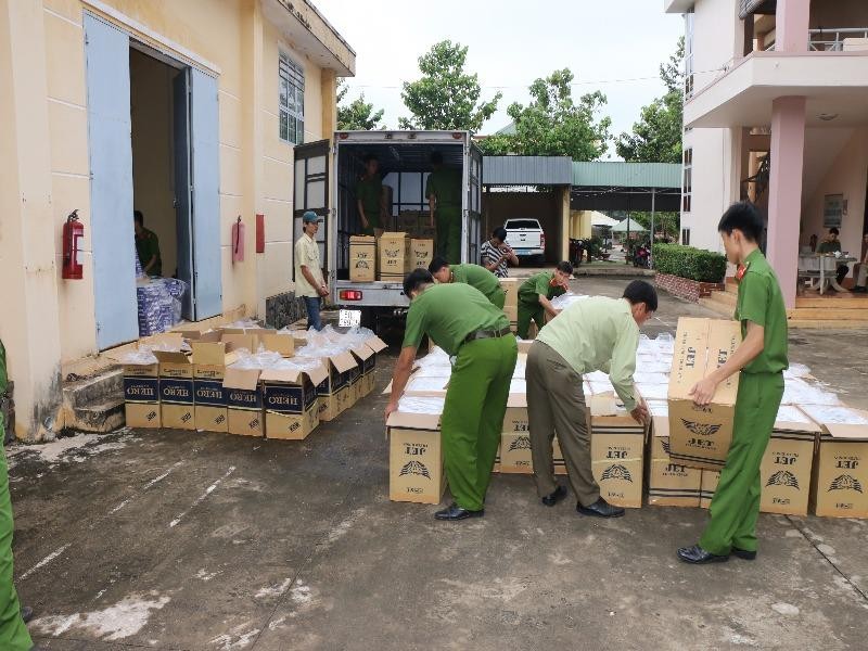 Phát hiện xe tải vận chuyển 60.000 bao thuốc lá lậu - ảnh 1