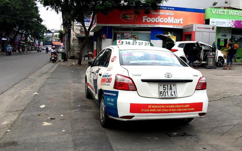 Bất ngờ taxi Vinasun dán khẩu hiệu phản đối Uber, Grab - ảnh 2