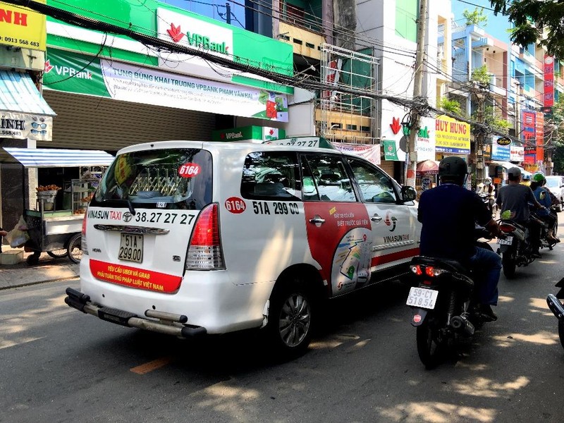 Bất ngờ taxi Vinasun dán khẩu hiệu phản đối Uber, Grab - ảnh 1