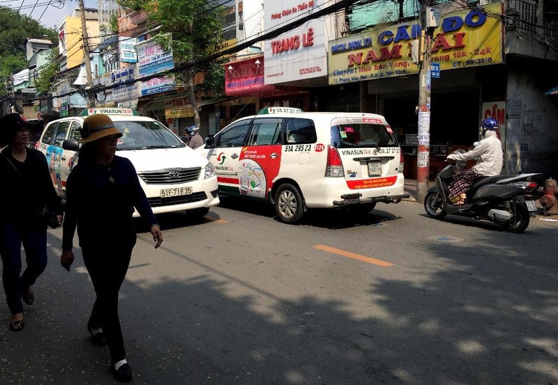 Bất ngờ taxi Vinasun dán khẩu hiệu phản đối Uber, Grab - ảnh 3