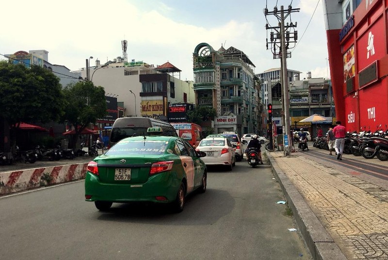 Bất ngờ taxi Vinasun dán khẩu hiệu phản đối Uber, Grab - ảnh 6