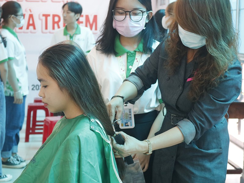 TP.HCM: Hơn 200 sinh viên hiến tóc tặng bệnh nhân ung thư - ảnh 1