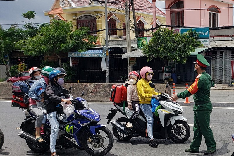 Tự ý rời TP.HCM về quê, hàng trăm người phải quay đầu xe - ảnh 1