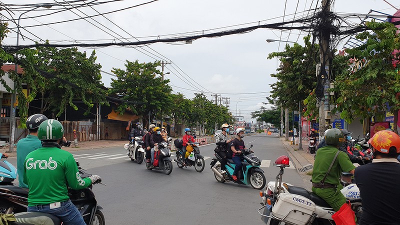 Hàng ngàn người ở TP.HCM về quê bị chặn tại các chốt - ảnh 3