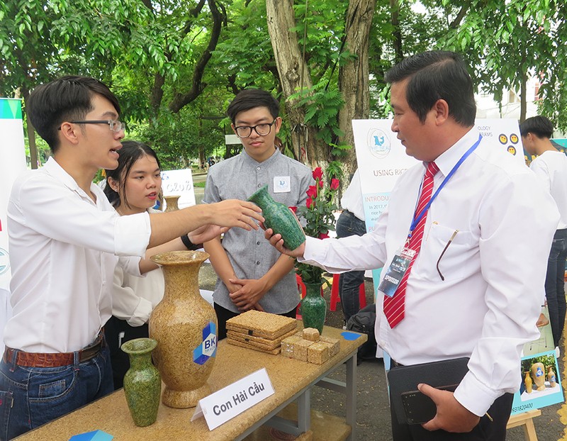 Thu phí cao mất người học, thu thấp khó giữ nhân tài - ảnh 1