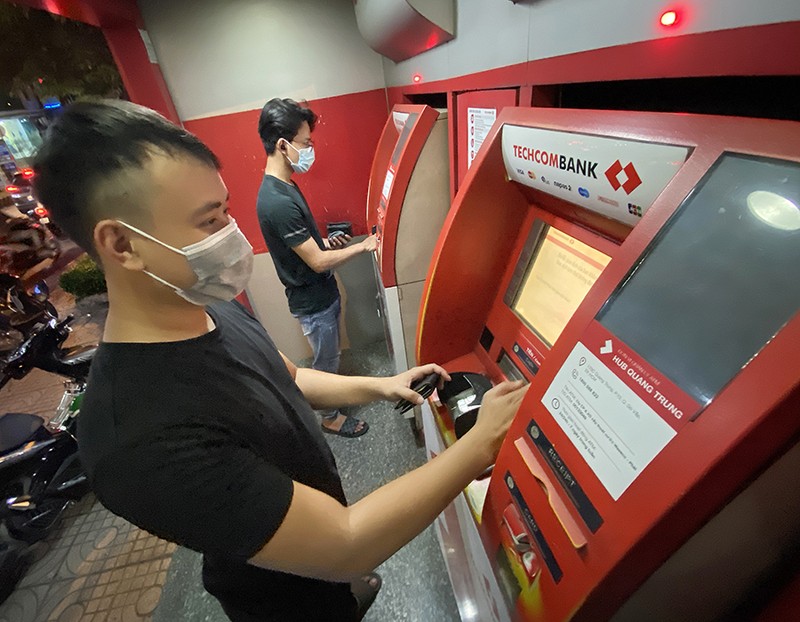 Đổi sang thẻ ATM gắn chip để chống mất cắp dữ liệu - ảnh 1