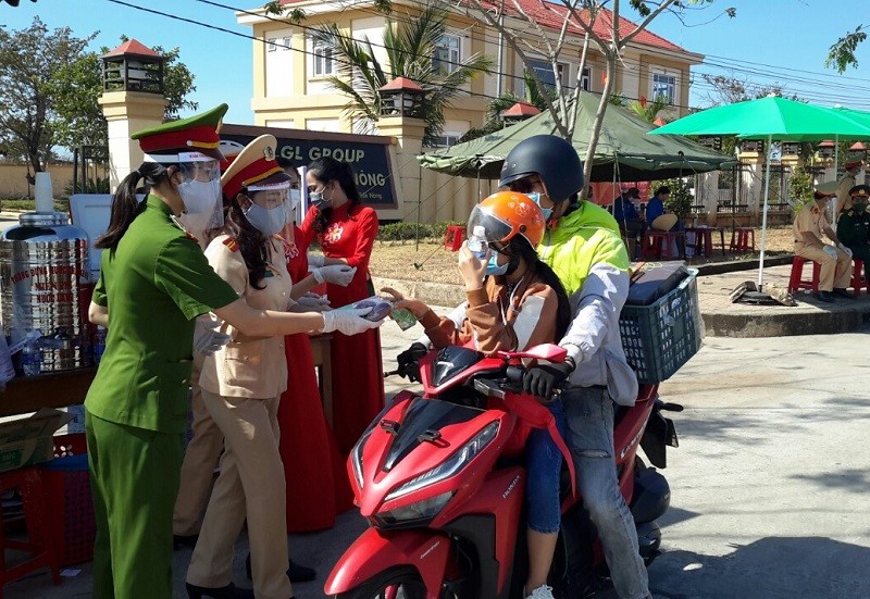 Cách ly tại nhà vẫn 'vô tư' qua hàng xóm, họ hàng chơi - ảnh 1