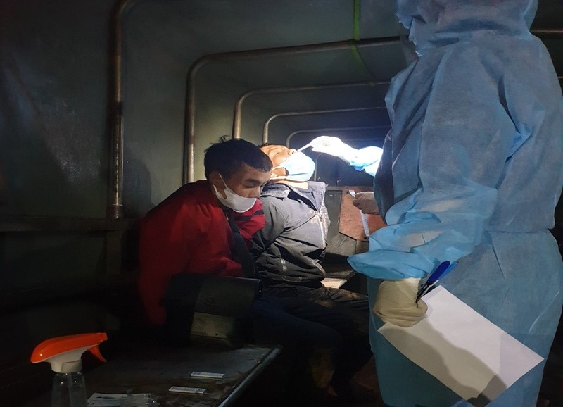 Bắt giữ 2 người vượt hàng loạt chốt, chống người thi hành công vụ - ảnh 1