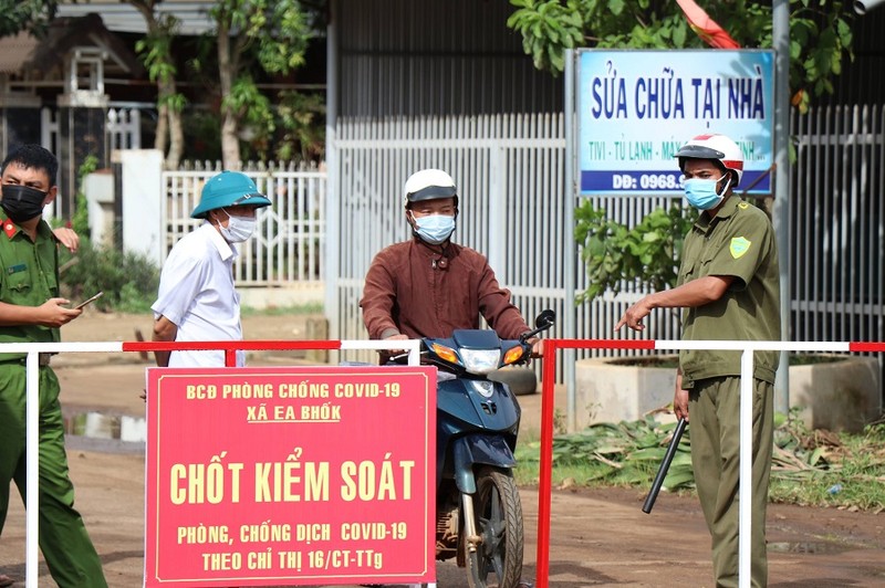 CSGT dẫn đường cho người dân từ vùng dịch về các tỉnhTây Nguyên cách ly - ảnh 3