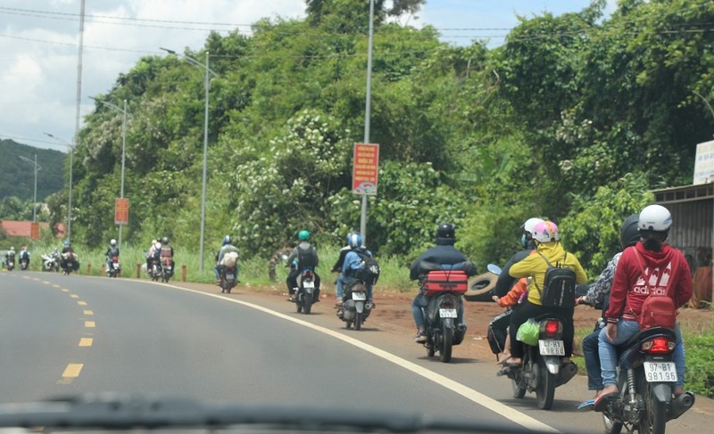 CSGT dẫn đường cho người dân từ vùng dịch về các tỉnhTây Nguyên cách ly - ảnh 1