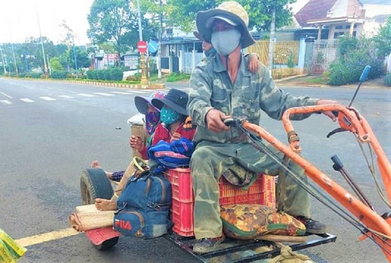 'Độ' máy xới thành xe cày, anh K'panh chở gia đình từ Lâm Đồng về Phú Yên - ảnh 1