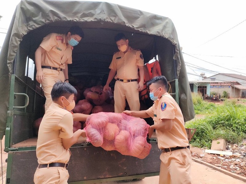 Hơn 10 tấn rau củ từ CSGT Đắk Nông hỗ trợ người dân TP.HCM - ảnh 3