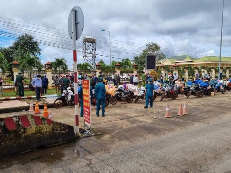 Đắk Nông, Bình Phước phối hợp hỗ trợ 125 người  đang đi xe máy về Nghệ An - ảnh 1