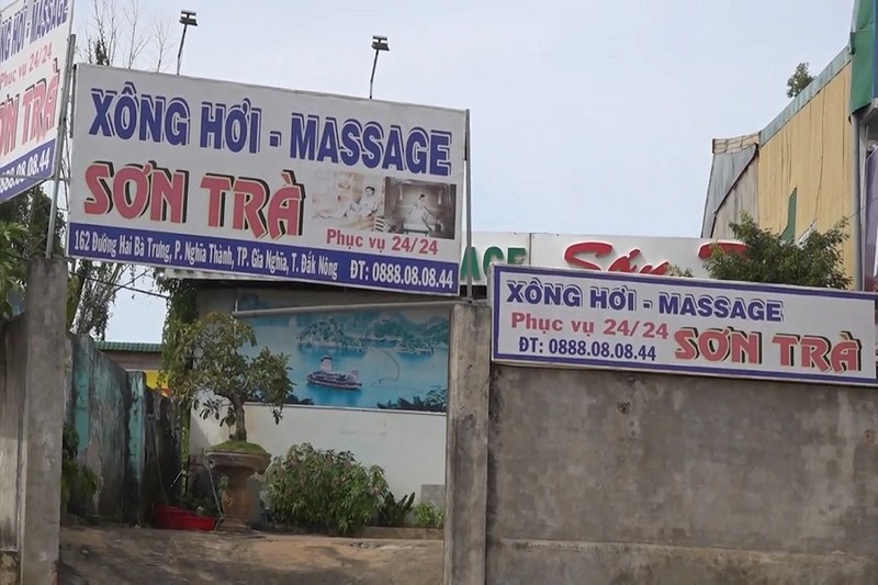 Bắt quả tang 2 cặp mua bán dâm tại cơ sở massage - ảnh 1