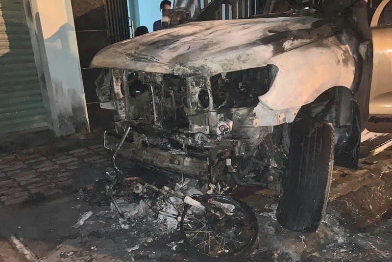 Bình Dương: Ô tô bán tải tông xe máy rồi bốc cháy dữ dội - ảnh 2