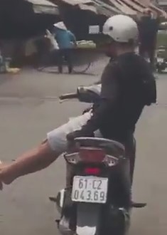 Làm ‘xiếc’ khi điều khiển xe máy, hai thanh niên bị phạt - ảnh 4