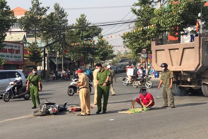 Bình Dương: Xe ben ôm cua cuốn 1 phụ nữ và 2 bé gái vào gầm  - ảnh 1